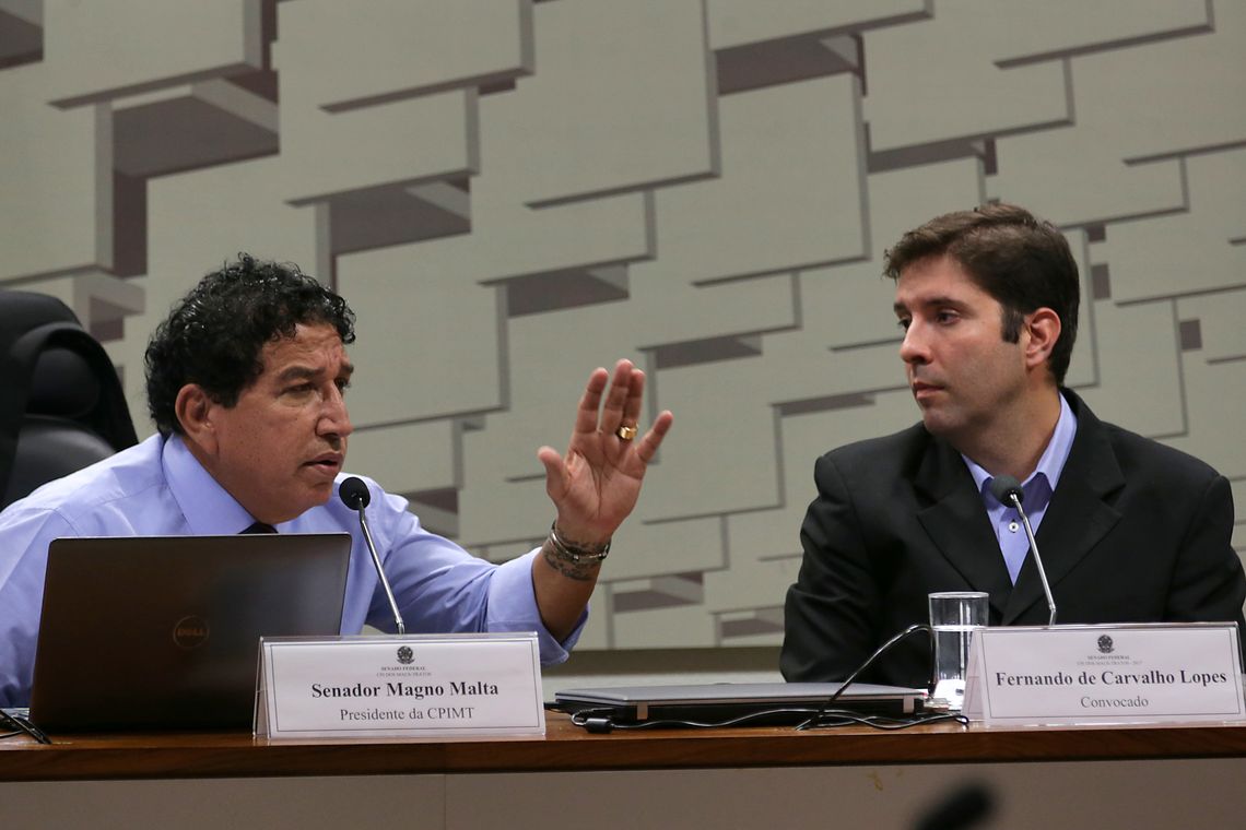 Fabio Rodrigues Pozzebom/Agência Brasil O ex-técnico da seleção brasileira de ginástica olímpica Fernando de Carvalho Lopes depõe na CPI dos maus-tratos. Ele é acusado de abuso sexual por cerca 40 atletas e ex-atletas. À esquerda, o presidente da CPI, senador Magno Malta.