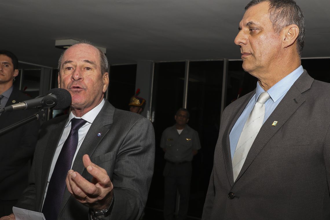 O Ministro da Defesa, Fernando Azevedo e o Porta-voz da Presidência, Otávio Rêgo Barros, falam à imprensa após reunião com o presidente, Jair Bolsonaro e comandantes das forças armadas.