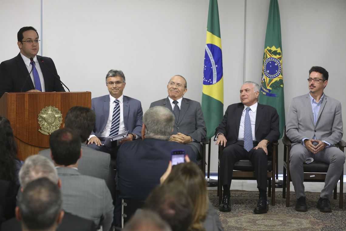 Valter Campanato/Agência Brasil O ministro interino da Educação, Henrique Sartori, discursa na cerimônia de assinatura da MP que cria a Agência Brasileira de Museus, e da MP que visa Estimular Doações Privadas para Projetos de Interesse Público.