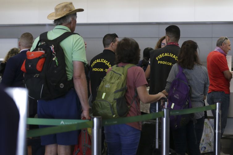 Antonio Cruz/Agência Brasil Representantes do Procon, Prodecon, MPDFT e OAB-DF participam da Blitz Nacional dos Aeroportos para fiscalizar a cobrança da franquia de bagagem, no Aeroporto Internacional de Brasília.