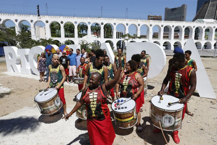A Lapa, no centro do Rio de Janeiro, ganha mobiliÃ¡rio urbano com a frase RioAmaLapa. 