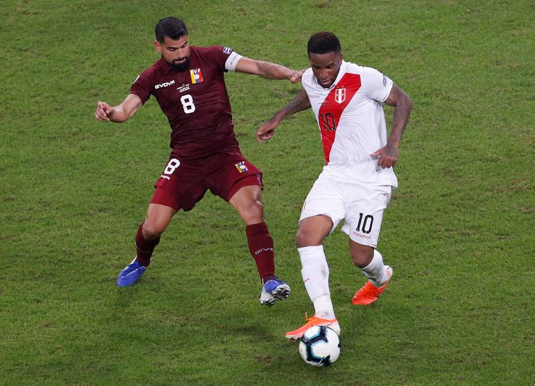 Reuters/Diego Vara/Direitos Reservados Peru e Venezuela se enfrentam na Copa América na Arena do Grêmio