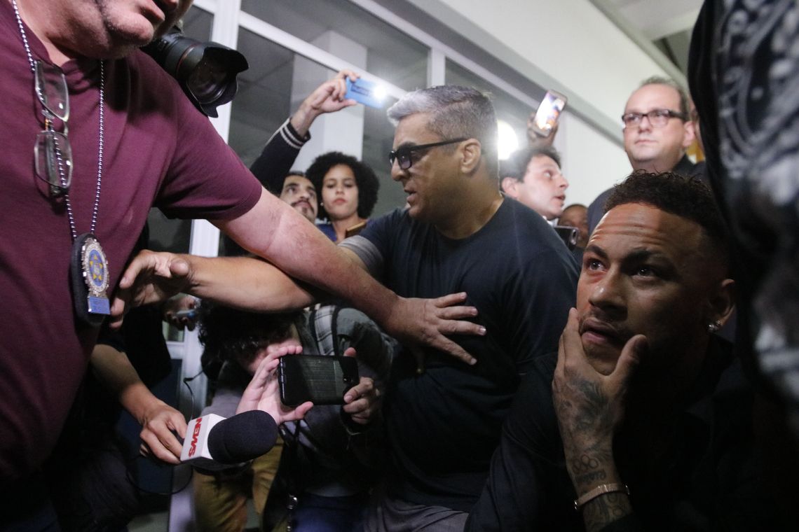 O jogador de futebol Neymar Jr chega para depor na Delegacia de RepressÃ£o aos Crimes de InformÃ¡tica, na Cidade da PolÃ­cia, no Rio de Janeiro.