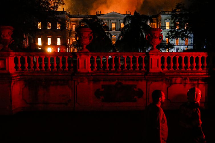 Um incêndio de proporções ainda incalculáveis atingiu, no começo da noite deste domingo (2), o Museu Nacional do Rio de Janeiro, na Quinta da Boa Vista, em São Cristóvão, na zona norte da capital fluminense