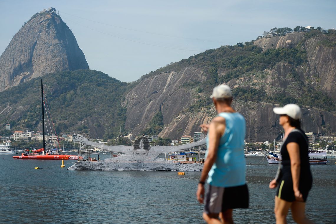 Tomaz Silva/Agência Brasil Rio de Janeiro - Artista francês JR instala obra com tema esportivo na Praia de Botafogo, zona sul da capital fluminense (Tomaz Silva/Agência Brasil)