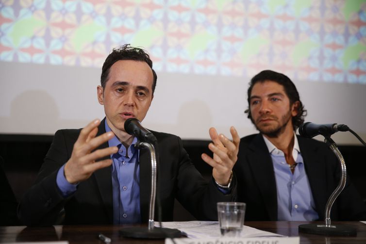 O curador, Gaudêncio Fidelis (E) e o diretor-presidente da EAV, Fabio Szwarcwald durante coletiva sobre a exposição Queermuseu: Cartografias da Diferença na Arte Brasileira, no Parque Lage, no Rio. 