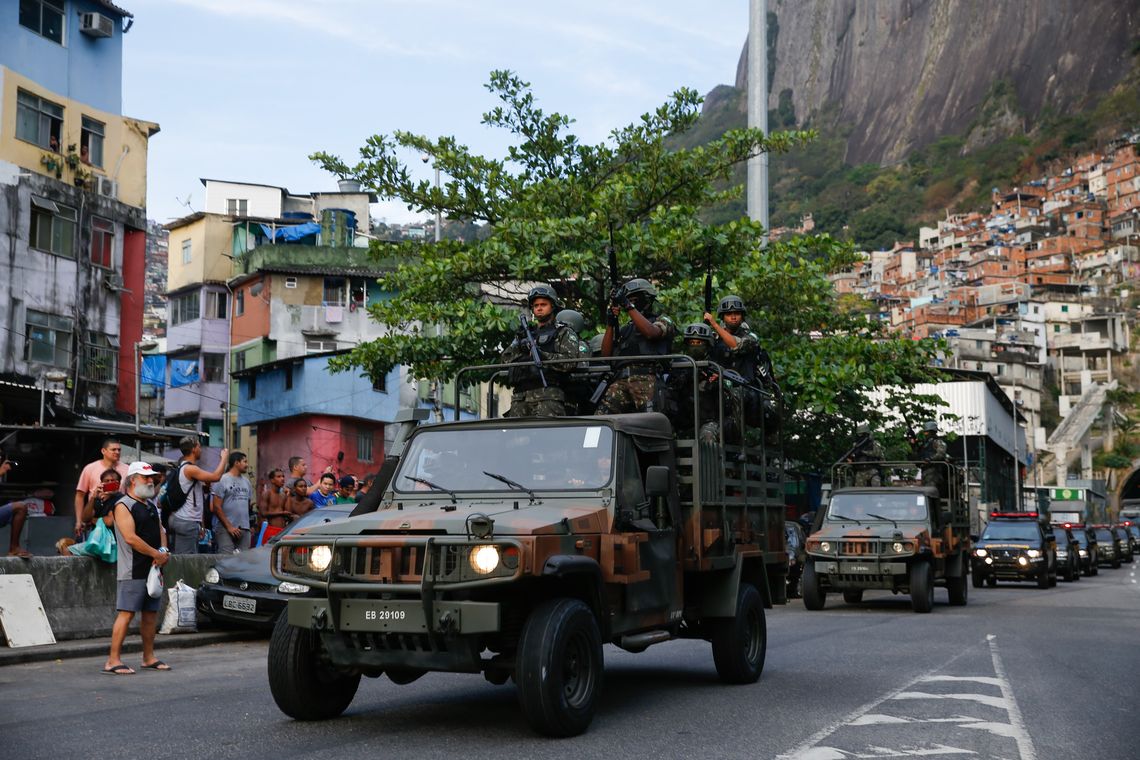 Fernando Frazão/Agência Brasil Rio de Janeiro - Militares fazem operação na favela da Rocinha após guerra entre quadrilhas rivais de traficantes pelo controle da área (Fernando Frazão/Agência Brasil)