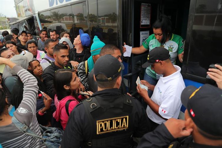 Imigrantes venezuelanos apresentam documentos ao subirem em Ã´nibus que os levarÃ¡ a Trujillo, no Peru