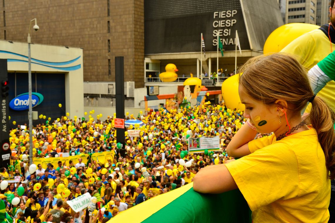 Rovena Rosa/Agência Brasil São Paulo - Manifestação na Avenida Paulista, região central da capital, contra a corrupção e pela saída da presidenta Dilma Rousseff (Rovena Rosa/Agência Brasil)