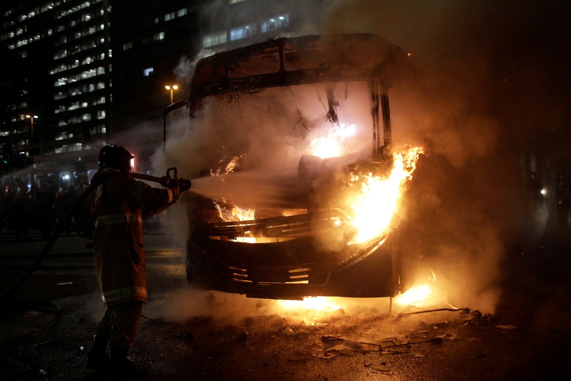 Ãnibus incendiado durante protesto contra o bloqueio de verbas da educação, no Rio de Janeiro.