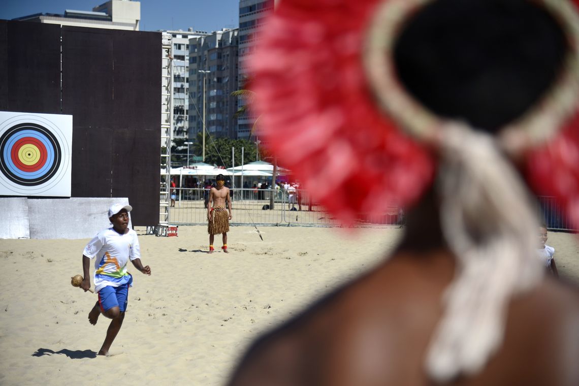 Tânia Rêgo/Agência Brasil Rio de Janeiro - Apresentação sociocultural de esporte indígena na Arena Esporte e Lazer do Ministério do Esporte, na praia de Copacabana. Na foto, apresentações de corrida com maraká, arremesso de lança, arco e flecha, do Povo Pataxó, da