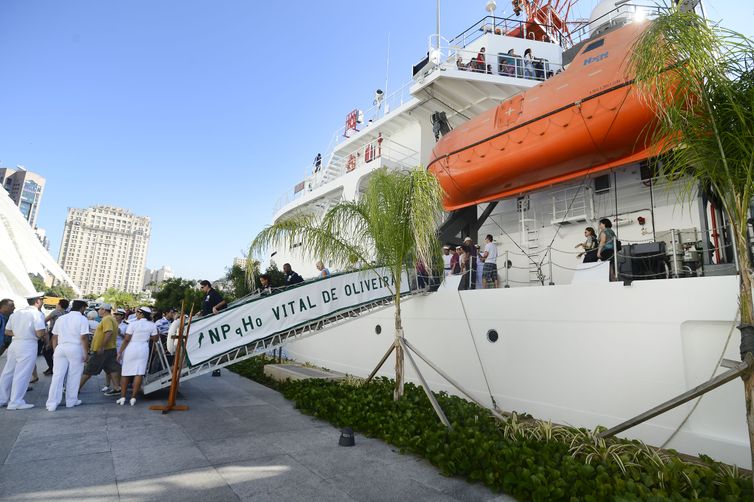 Rio de Janeiro - O navio de pesquisa oceânica Vital de Oliveira comemora os 100 anos da Academia de Ciências e recebe visita guiadas ao lado do Museu do Amanhã  (Tomaz Silva/Agência Brasil)