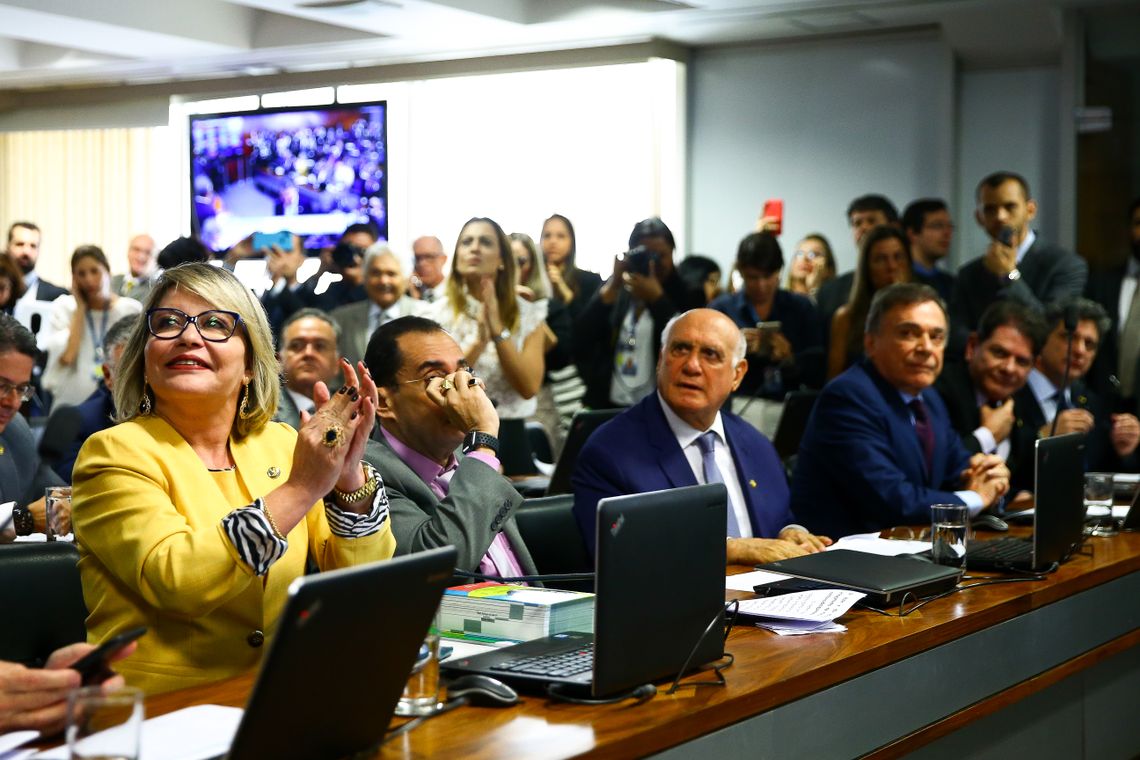 Brasília: Senadores comemoram a aprovação, na Comissão de Constituição, Justiça e Cidadania (CCJ) do Senado, do projeto de lei (PLS 166/2018) que altera o Código de Processo Penal para disciplinar a prisão após a condenação em segunda instância.