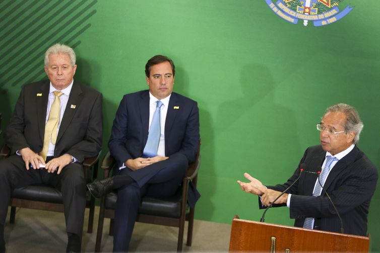 Os presidentes do Banco do Brasil, Rubem Novaes, da Caixa, Pedro GuimarÃ£es, e o ministro da Economia Paulo Guedes, durante cerimÃ´nia de posse aos presidentes dos bancos pÃºblicos.  