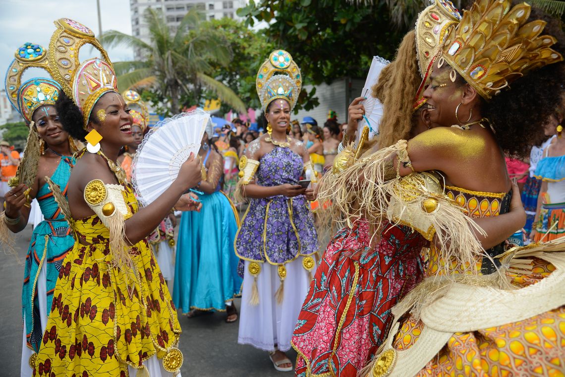 Fernando Frazão/Agência Brasil Rio de Janeiro – Bloco inspirado na temática recifense do Maracatu de Baque Virado leva batuque à orla de Ipanema (Fernando Frazão/Agência Brasil)