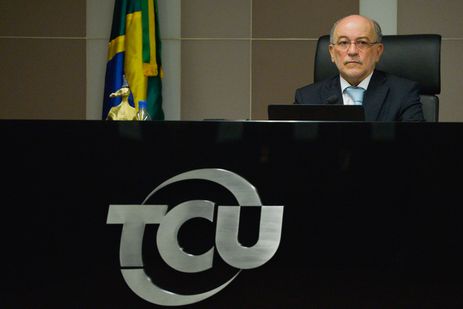 Brasília – Ministro Aroldo Cedraz preside a sessão do TCU. O plenário aprovou relatório do ministro José Múcio Monteiro, que analisa as contas da presidenta afastada Dilma Rousseff, referentes a 2015 (José Cruz/Agência Brasil)
