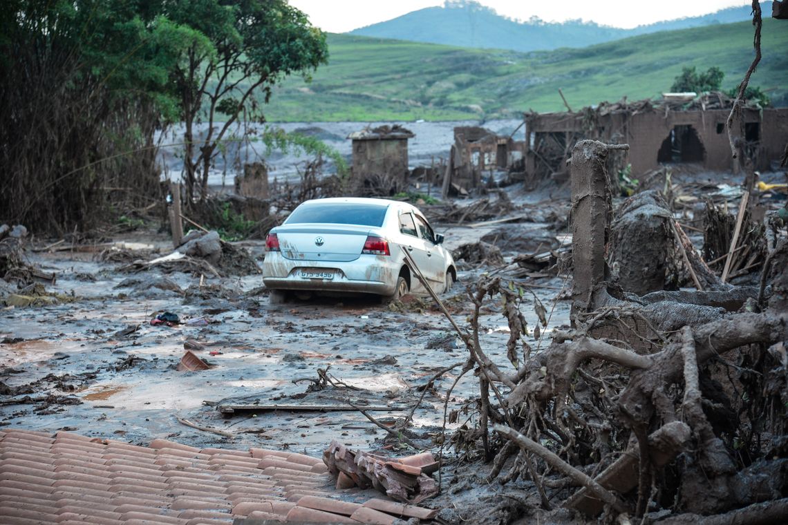 Antonio Cruz/ Agência Brasil Mariana (MG) - Rompimento de duas barragens da mineradora Samarco na última quinta-feira (5). Em meio ao cenário de muita lama, barro e destruição, o que restou lembra uma cidade fantasma (Antonio Cruz/Agência Brasil)