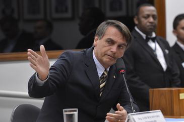 O deputado Jair Bolsonaro durante sessão do Conselho de Ética da Câmara dos Deputados que instaurou nesta terça-feira (16) processo por quebra de decoro contra o deputado (Wilson Dias/Agência Brasil) 