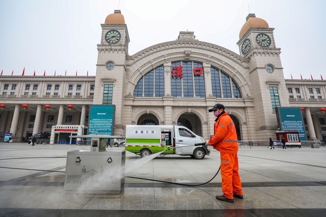 Um trabalhador desinfeta a praça em frente à Estação Ferroviária Hankou, fechada após o fechamento da cidade de Wuhan após o surto de um novo coronavírus, em Wuhan, província de Hubei, China, 23 de janeiro de 2020. Diário da China via REUTERS
