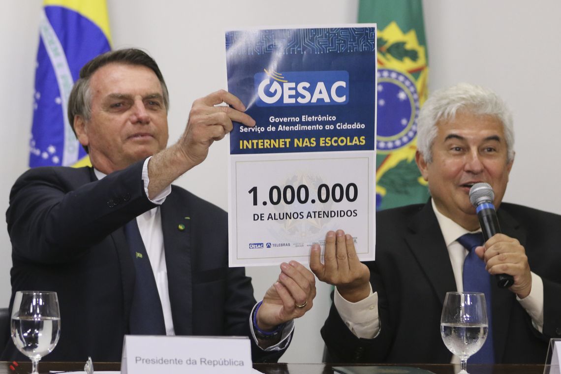 Valter Campanato/Agência Brasil O presidente Jair Bolsonaro e o ministro da Ciência, Tecnologia, Inovações e Comunicações, Marcos Pontes, durante videoconferência com escola atendida pelo programa Gesac.