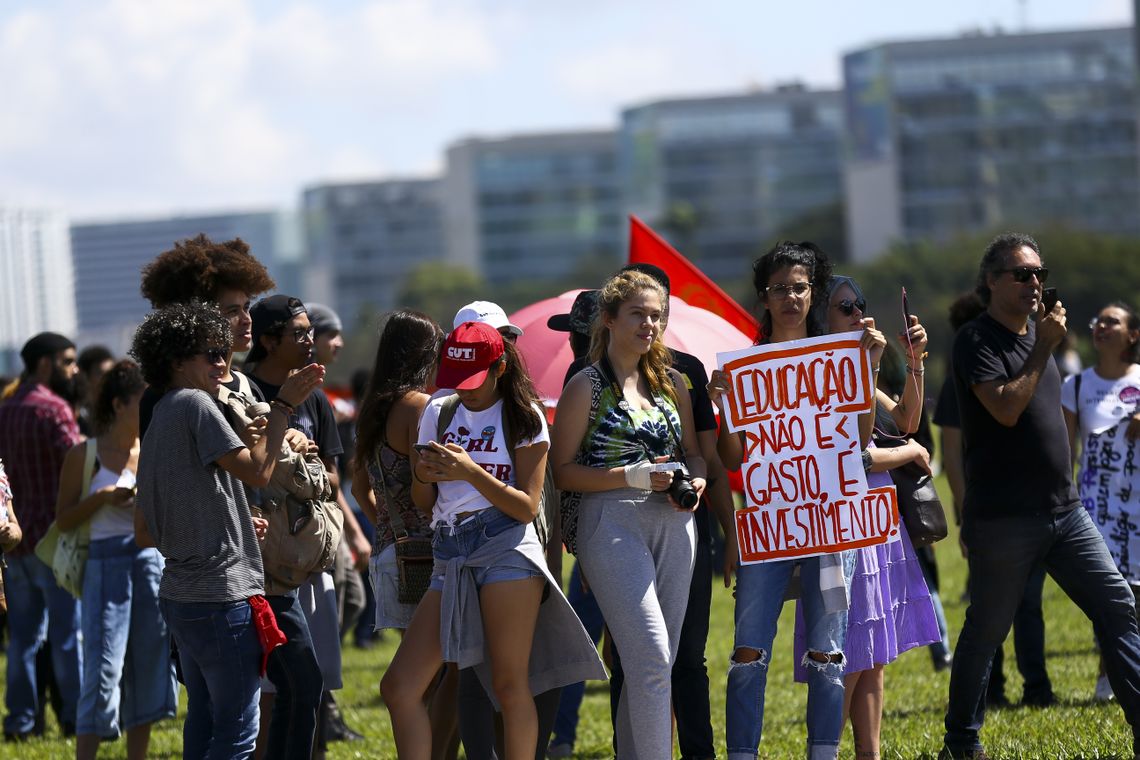 Estudantes e professores fazem manifestação contra o contingenciamento despesas na educação.