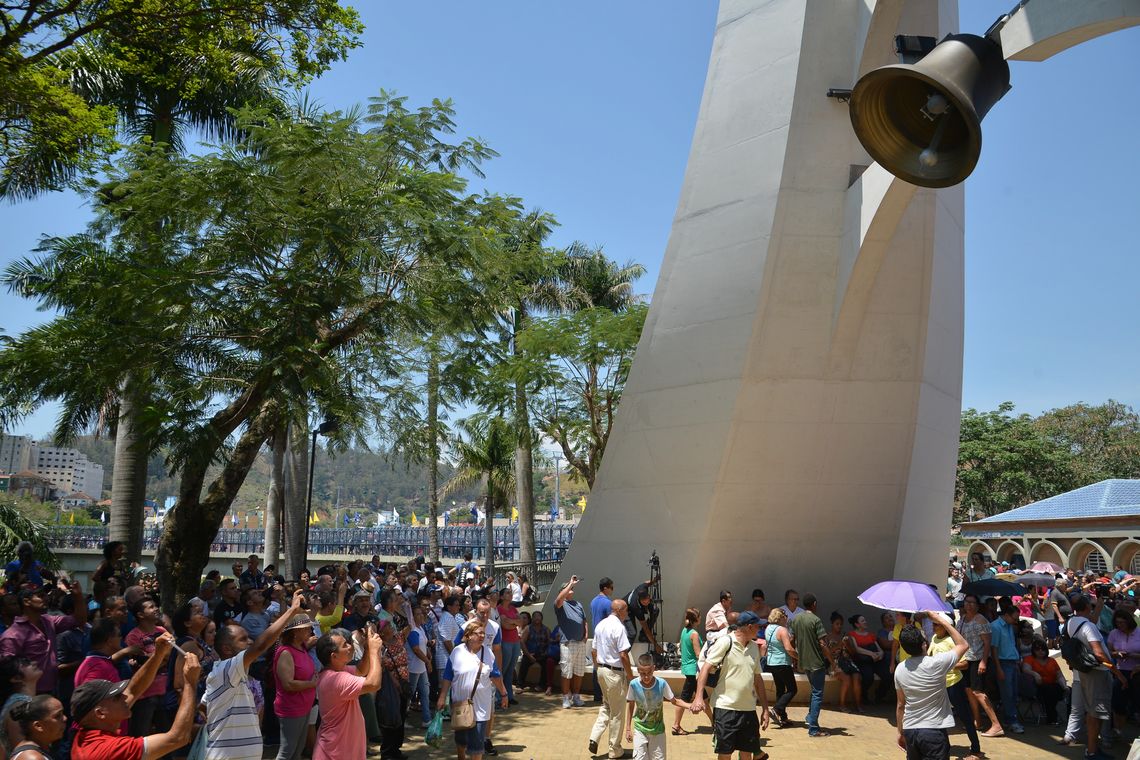 Rovena Rosa/Agência Brasil Aparecida (SP) - Devotos de Nossa Senhora Aparecida comparecem ao Santuário Nacional no dia da Padroeira do Brasil (Rovena Rosa/Agência Brasil)