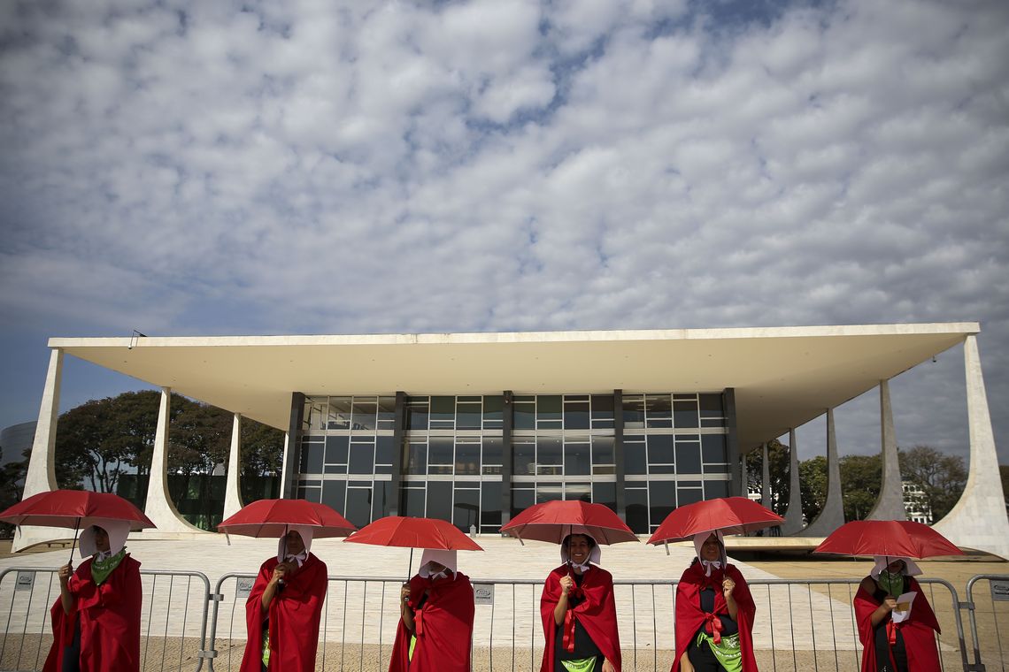 Marcelo Camargo/Agência Brasil Grupo faz ato em defesa dos direitos reprodutivos e sexuais das mulheres, em frente ao Supremo Tribunal Federal, que realiza audiência pública sobre descriminalização do aborto.