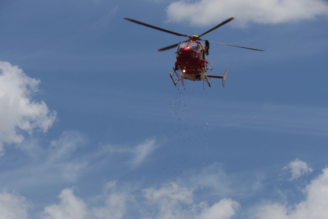 Divulgação Corpo de Bombeiros Militar MG Pétalas de rosas foram jogadas por helicópteros que sobrevoaram a área