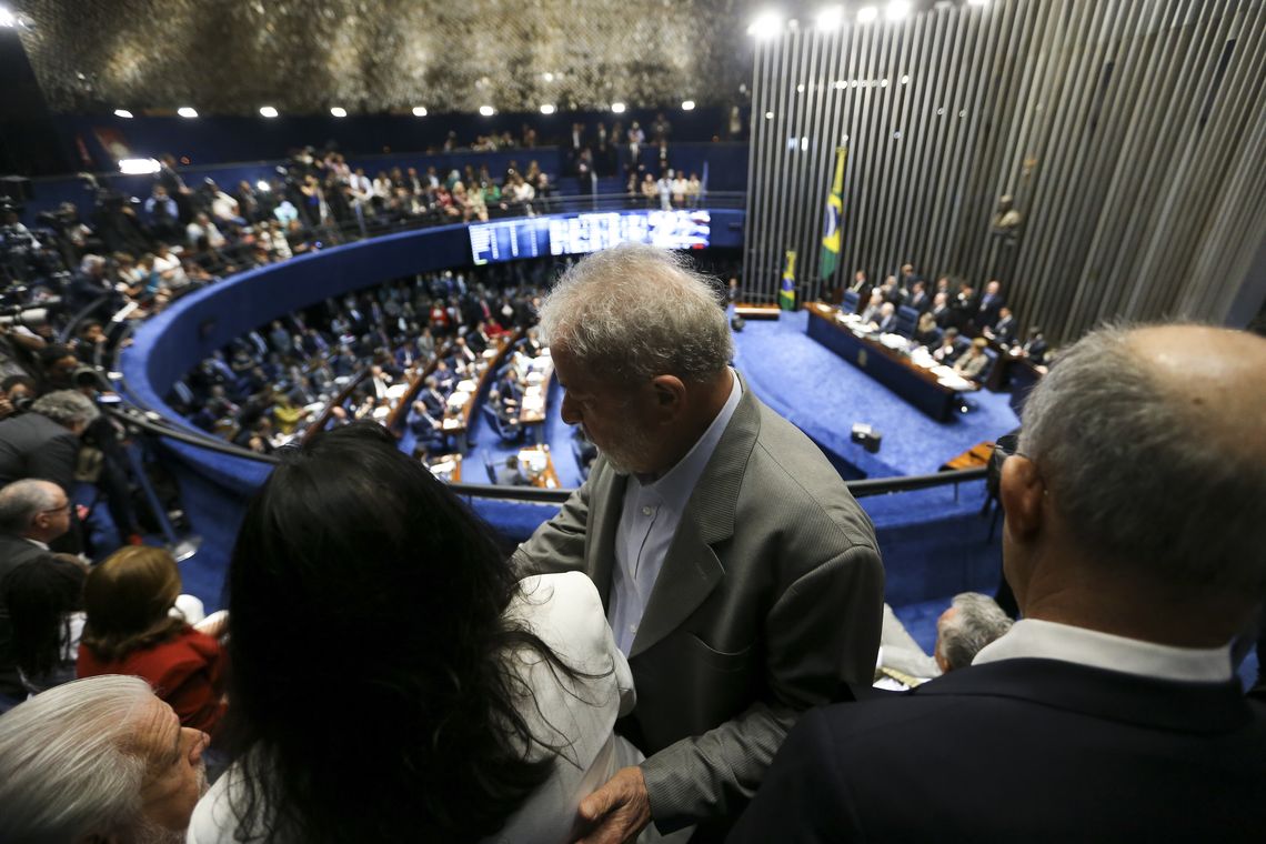 Marcelo Camargo/Agência Brasil Brasília - O ex-presidente Luiz Inácio Lula da Silva assiste a presidenta afastada, Dilma Rousseff, fazer sua defesa durante sessão de julgamento do impeachment no Senado ( Marcelo Camargo/Agência Brasil)