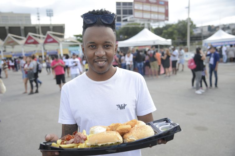 Emerson Farias comprou um barco de hamburguer na Feira Nacional do Podrão, que reúne opções de lanches e gastronomia popular de rua no Terreirão do Samba, no centro da cidade.