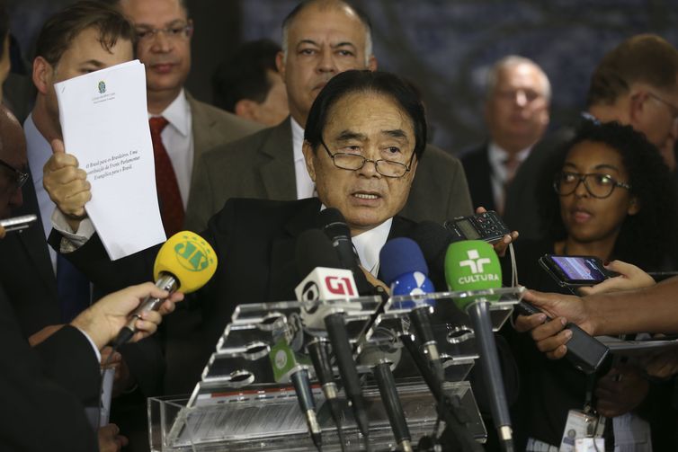 O presidente da bancada evangélica, Pastor Takayama, durante lançamento de um Manifesto à Nação intitulado “O Brasil para os Brasileiros”, no Salão Verde da Câmara dos Deputados.