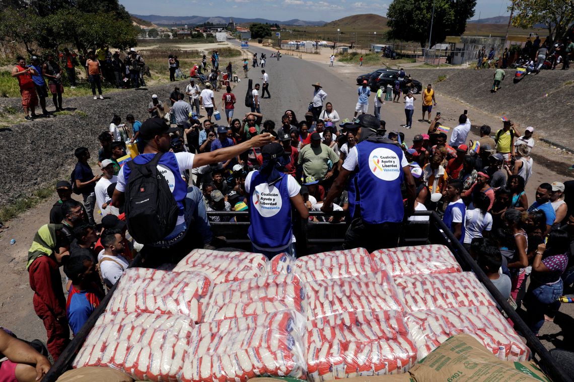 Um caminhão transportando ajuda humanitária atravessa a Venezuela a partir do Brasil,