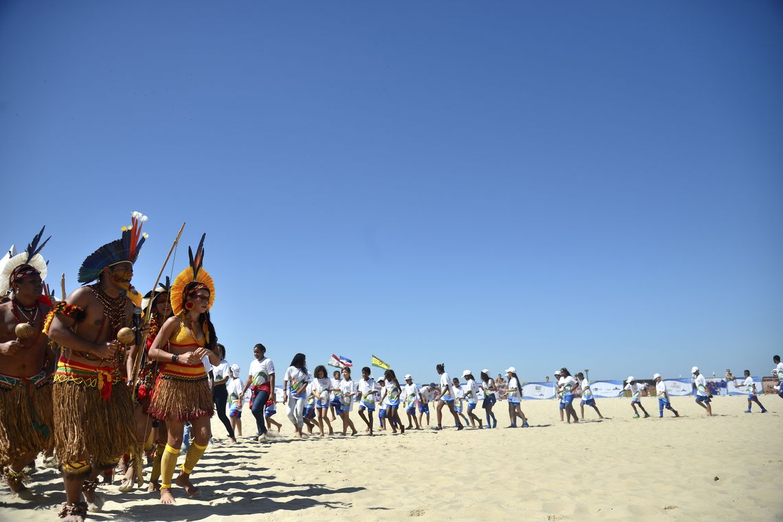 Tânia Rêgo/Agência Brasil Rio de Janeiro - Apresentação sociocultural de esporte indígena na Arena Esporte e Lazer do Ministério do Esporte, na praia de Copacabana. Na foto, apresentações de corrida com maraká, arremesso de lança, arco e flecha, do Povo Pataxó, da