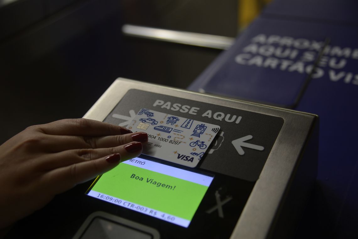 Fernando Frazão/Agência Brasil Metrô Rio lança serviço de pagamento da tarifa por tecnologia de aproximação, com cartões, celulares e outros dispositivos, diretamente nas catracas de embarque das estações.