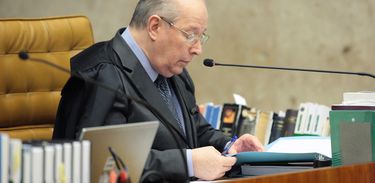 Ministro Celso de Mello durante julgamento do habeas corpus do ex-presidente Lula 