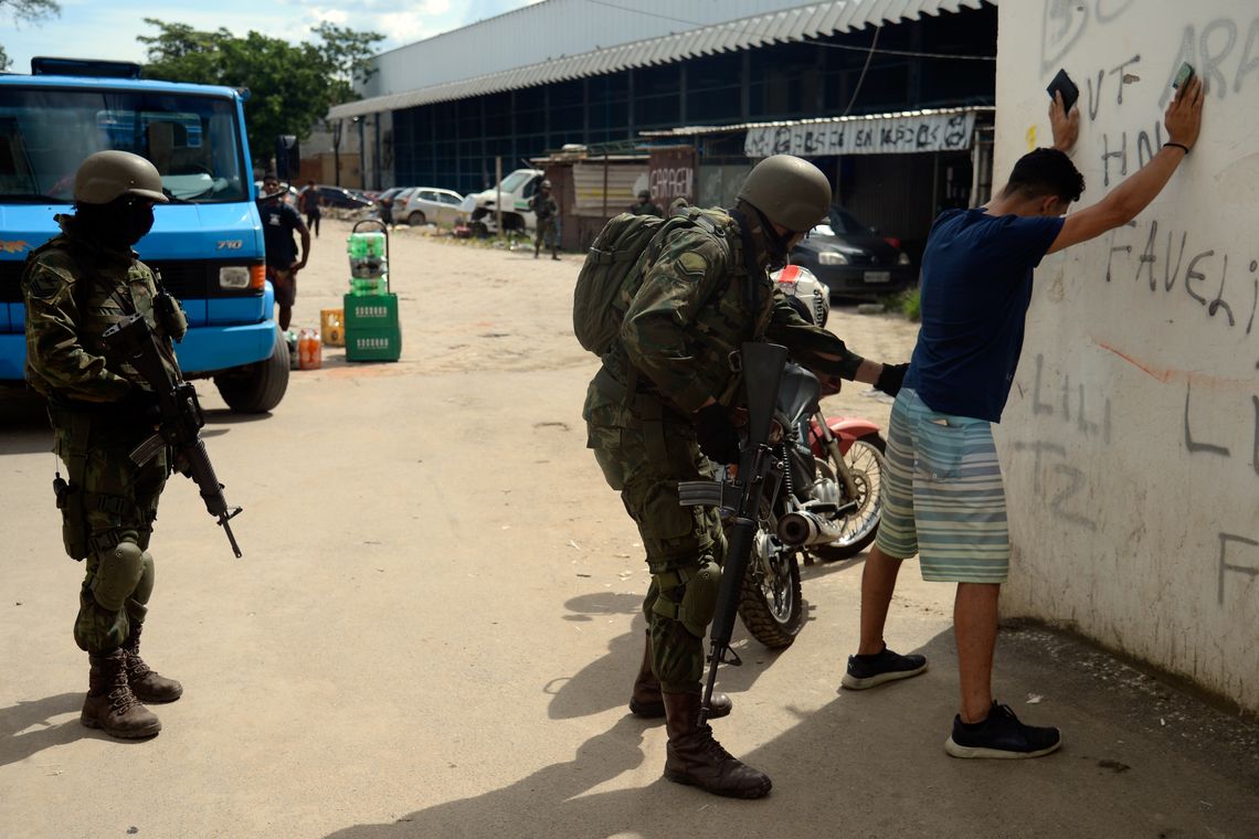 Fernando Frazão/Agência Brasil Rio de Janeiro - Fuzileiros Navais participam de operação de segurança na favela Kelson's, na zona norte do Rio de Janeiro (Fernando Frazão/Agência Brasil)