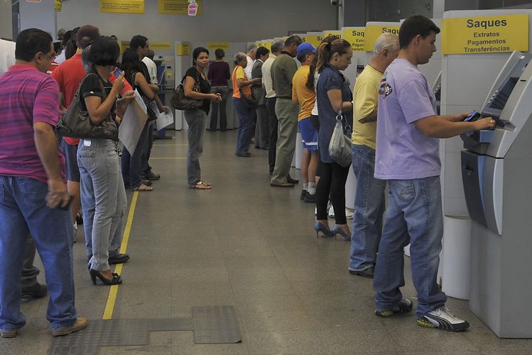 Valter Campanato/Agência Brasil/Agência Brasil Ao aderir à portabilidade, o salário passa a ser transferido automaticamente, sem pagar tarifa
