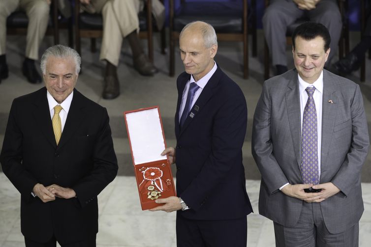 Fabio Rodrigues Pozzebom/Agência Brasil/Agência Brasil O presidente Michel Temer entrega a medalha da Ordem Nacional do Mérito Científico ao diretor do Museu Nacional, Alexander Kellner, junto ao ministro de Ciência e Tecnologia, Gilberto Kassab.