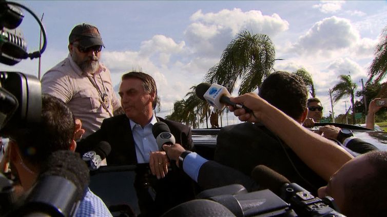 Resultado de imagem para Bolsonaro chega a BrasÃ­lia para posse e Ã© recepcionado por motoqueiros