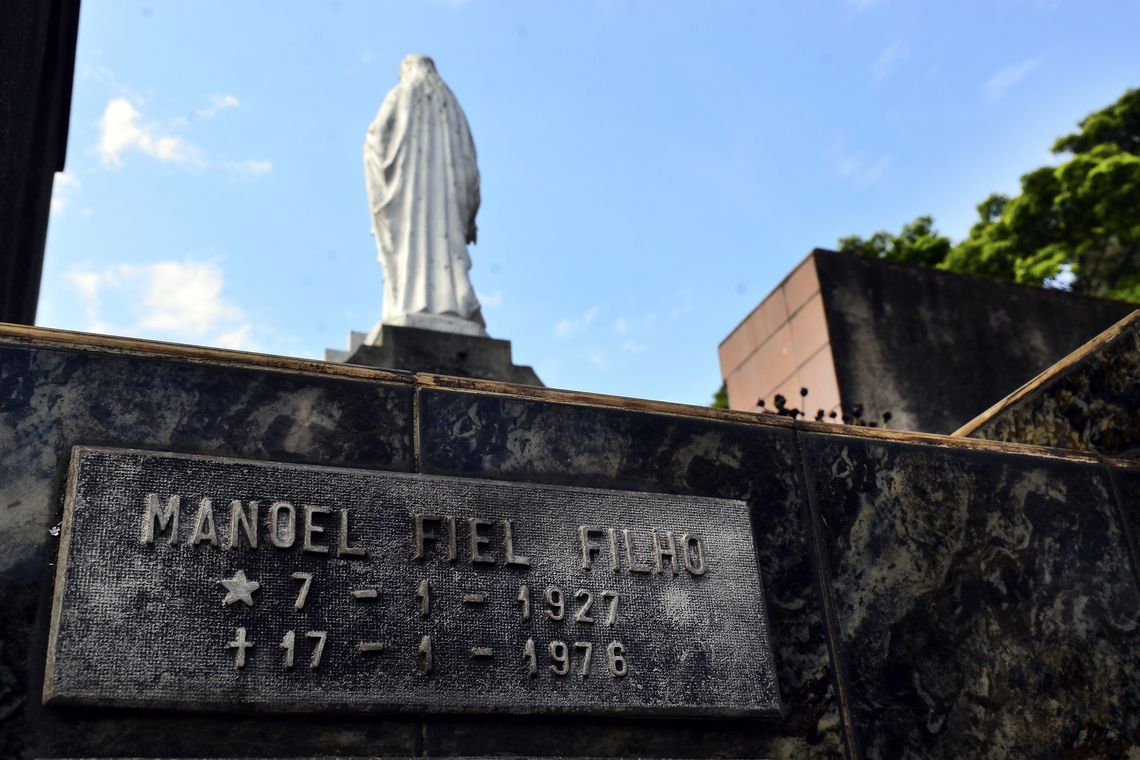Rovena Rosa/Agência Brasil São Paulo - Lápide do metalúrgico Manoel Fiel Filho, militante político torturado e morto durante a ditadura civil-militar, no Cemitério Quarta Parada, em São Paulo (Rovena Rosa/Agência Brasil)