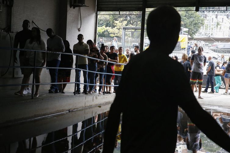 Eleitores da Rocinha encontram longas filas para votar hoje (7) na garagem do Centro Municipal de Cidadania Rinaldo de Lamare e no Centro de Educação de Jovens e Adultos.