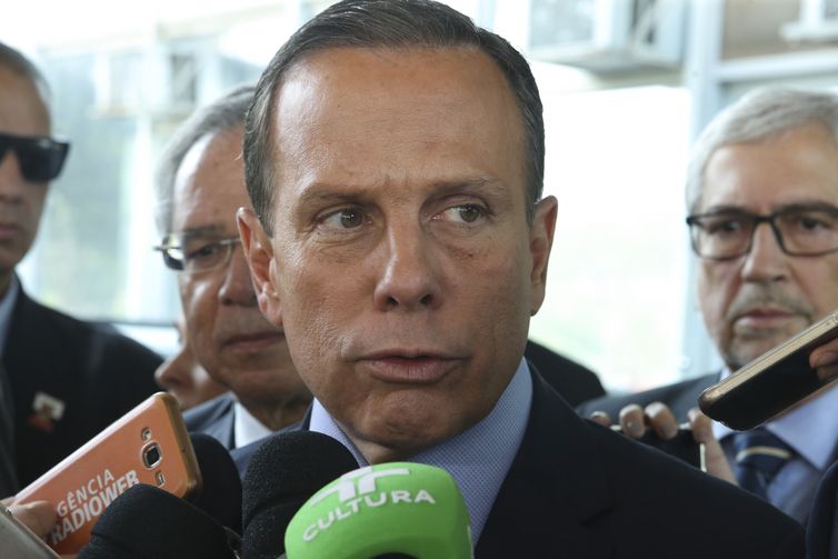O governador de São Paulo, João Doria, fala à imprensa após reunião com o ministro da Economia, Paulo Guedes.