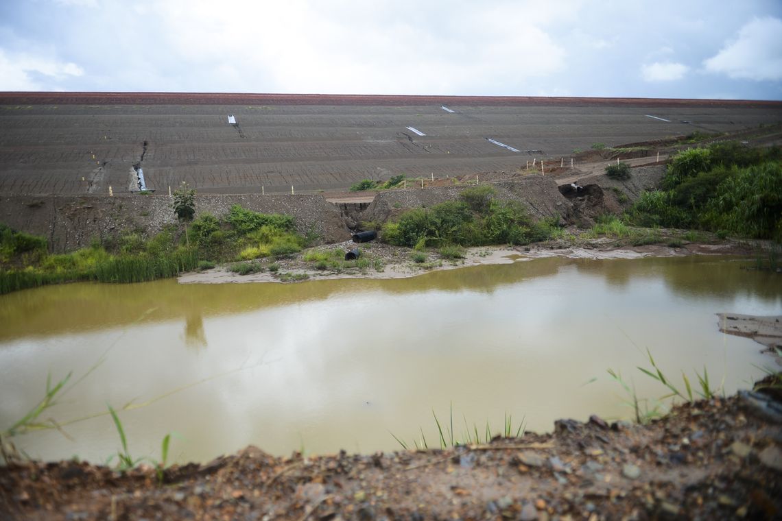 ABR A proximidade entre as atividades de mineração e os bairros da cidade e a possibilidade de intoxicação por metais pesados liberados durante a extração do ouro deixam a população preocupada. (José Cruz/Agência Brasil)