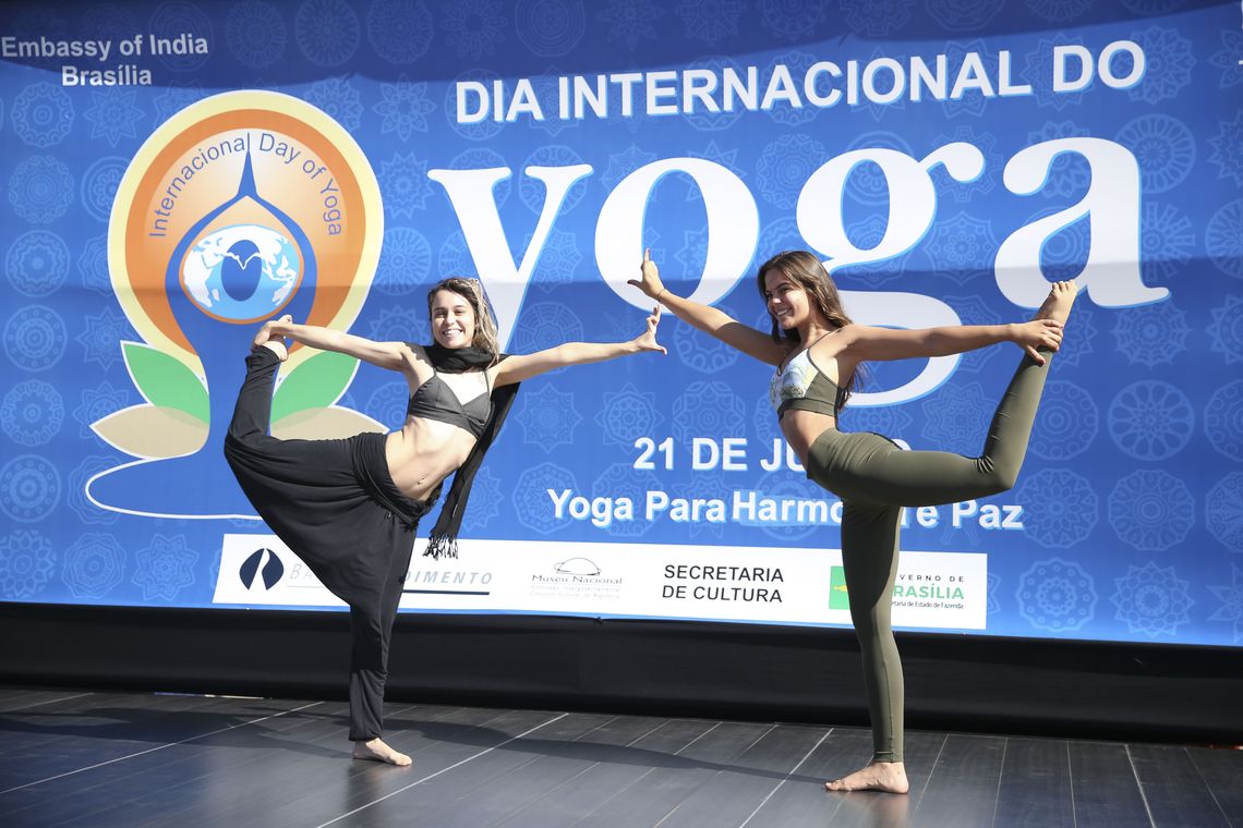 A Embaixada da Índia celebra o Dia Internacional da Ioga com uma grande sessão de ioga na área externa do Museu Nacional da República, na Esplanada dos Ministérios.