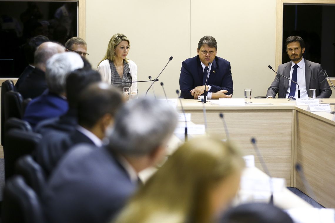 O ministro da Infraestrutura, Tarcísio Gomes de Freitas, e o secretário Nacional de Portos e Transportes Aquaviários, Diogo Piloni, durante assinatura de portarias que vão alterar as áreas de poligonais de 16 portos organizados do Brasil