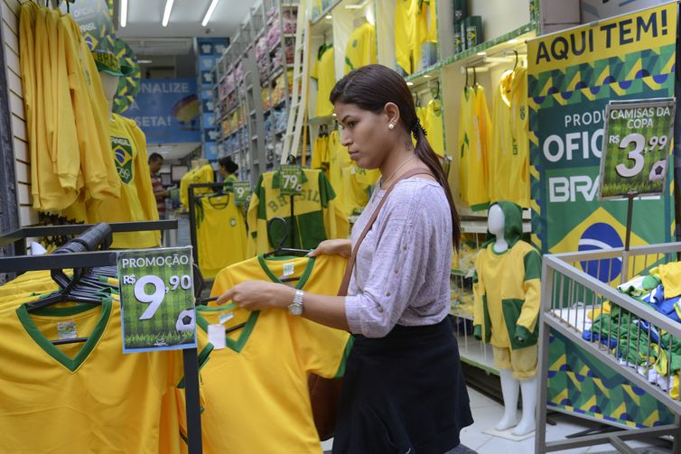  Alessandra dos Santos compra camisas do Brasil no centro da cidade para torcer duranta a Copa do Mundo da RÃºssia 2018.