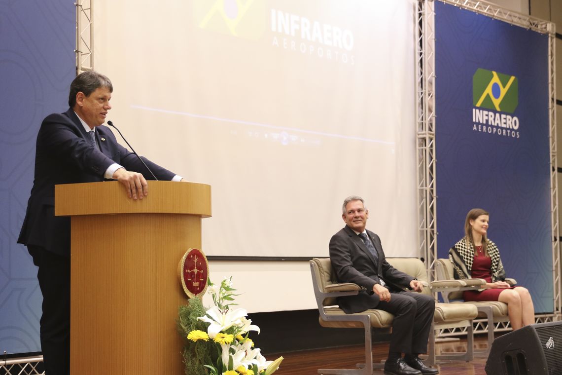 Valter Campanato/Agência Brasil O ministro da Infraestrutura, Tarcísio Gomes de Freitas, durante cerimônia de posse do novo presidente da Empresa Brasileira de Infraestrutura Aeroportuária (Infraero), tenente-brigadeiro-do-ar Hélio Paes de Barros Júnior.