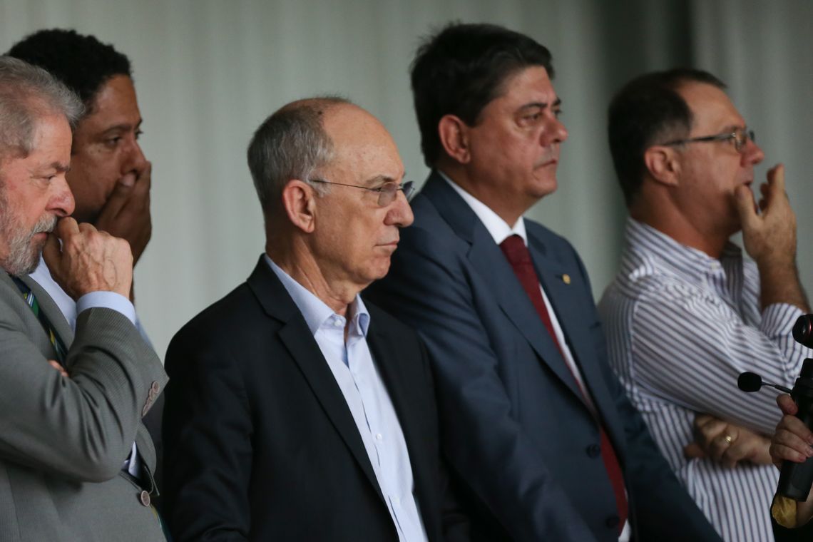 José Cruz/Agência Brasil Brasília - Ao lado de políticos e ex-ministros, o ex-presidente Luiz Inácio Lula da Silva acompanha o pronunciamento da ex-presidenta Dilma Rousseff (José Cruz/Agência Brasil)