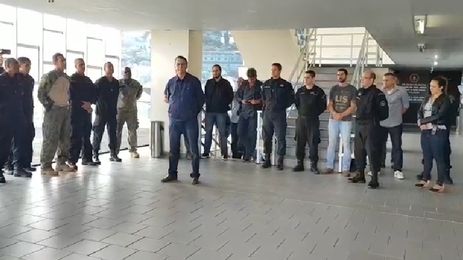 O candidato à Presidência da República, Jair Bolsonaro (PSL), vista o Bope no Rio de Janeiro.