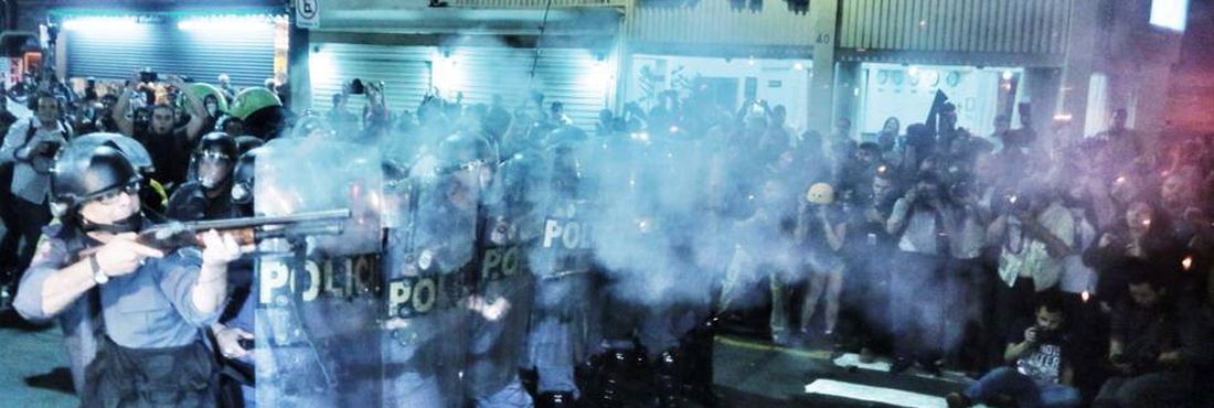 Tropa de Choque dispara contra manifestantes em São Paulo na Av. Consolação Tropa de Choque dispara contra manifestantes em São Paulo na Av. Consolação